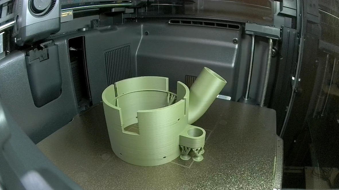 Zelen 3D-tiskan sesalni nastavek na tiskalni plošči