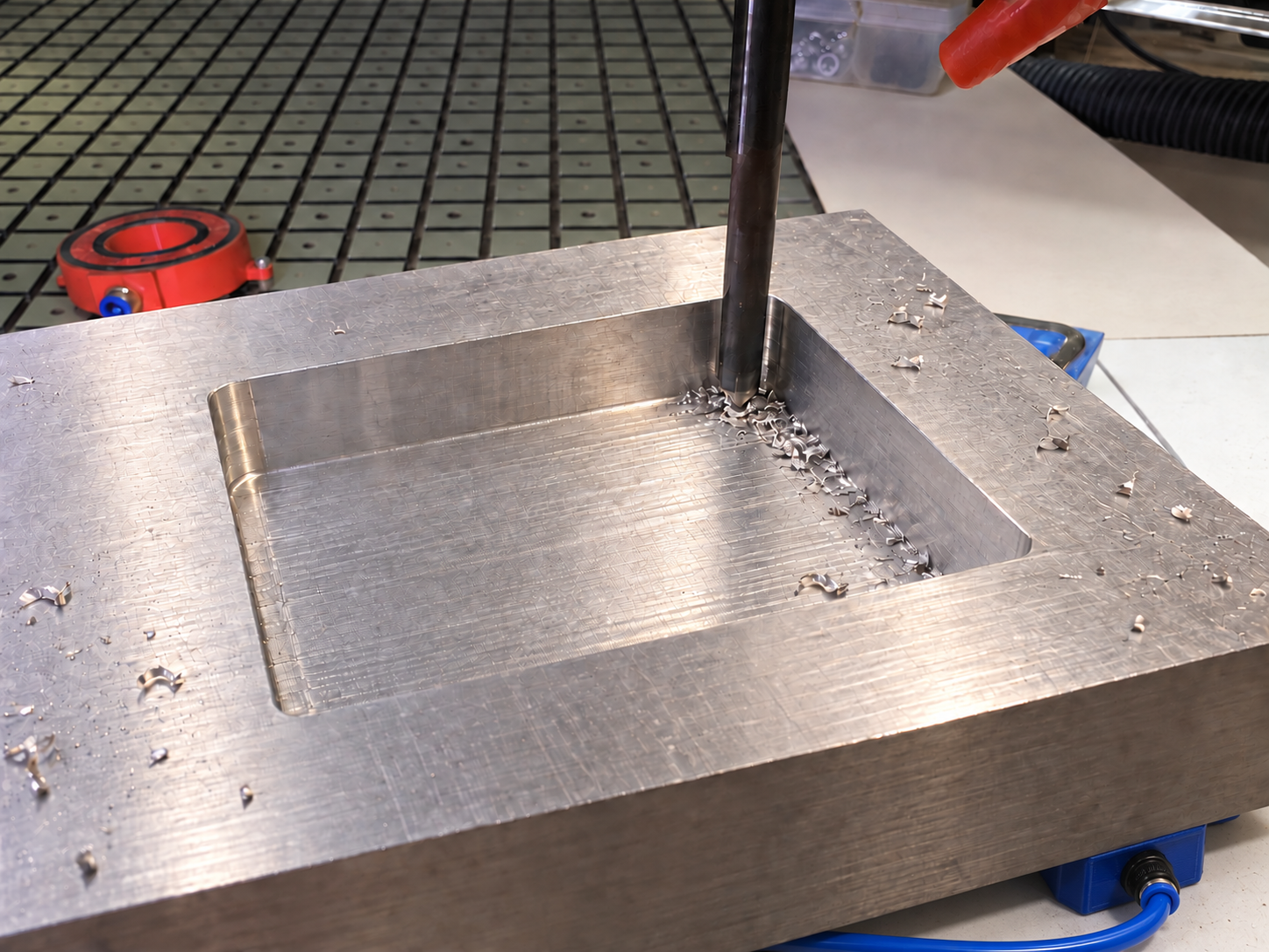 CNC-rezkanje pravokotnega žepa v aluminijastem kvadru