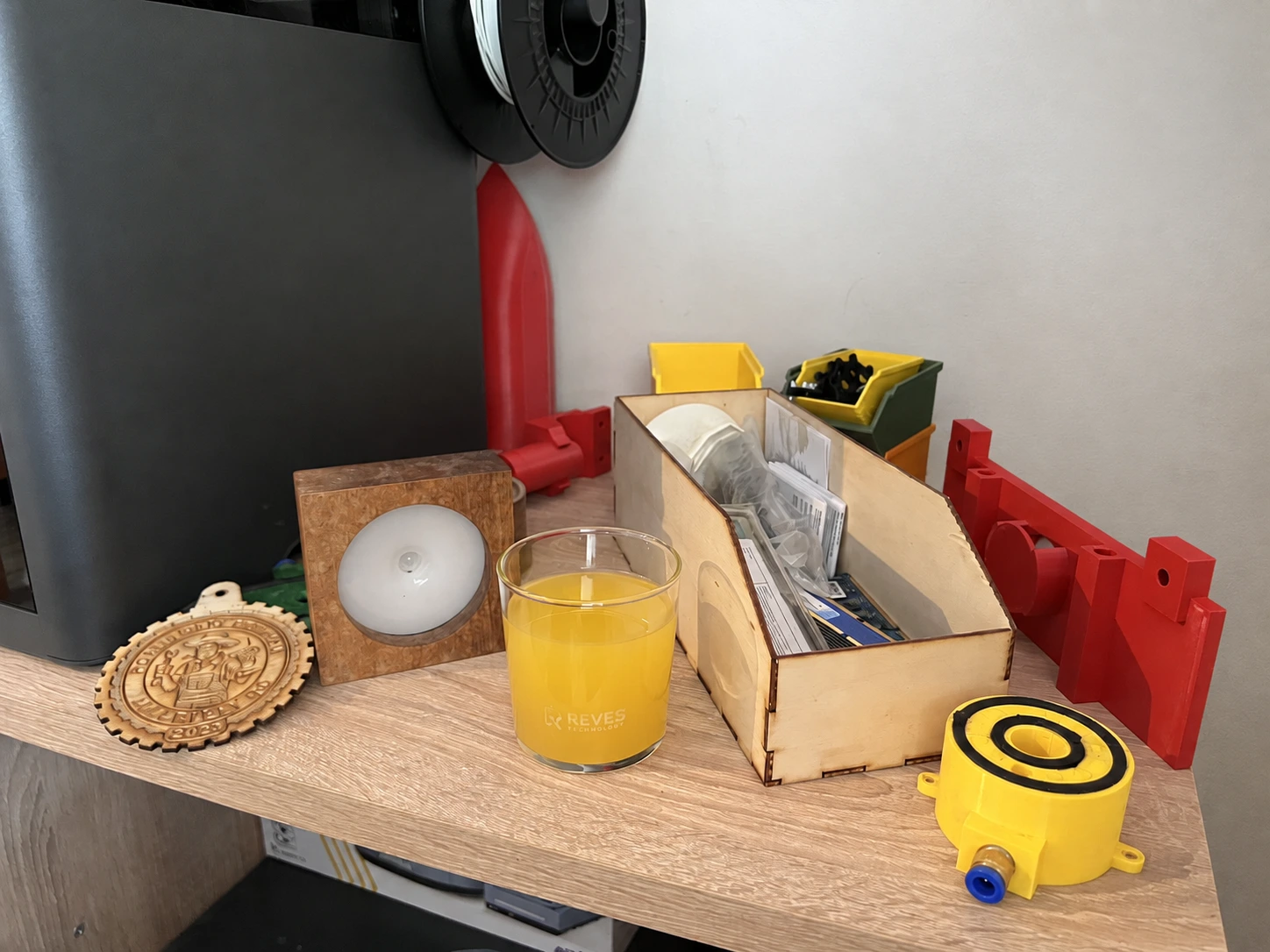 Izbor izdelkov Reves Development: graviran kozarec, leseni izdelki in 3D-tiskani funkcionalni deli