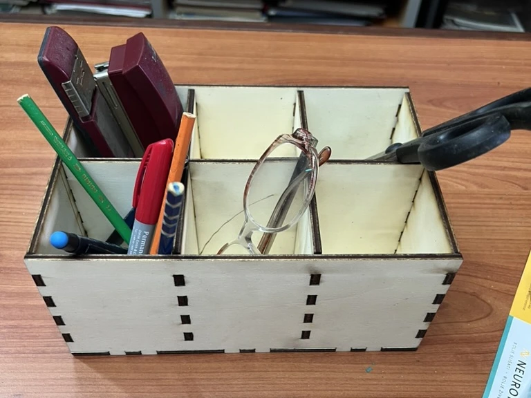Lesen namizni organizator s šestimi prekati za pisarniške potrebščine