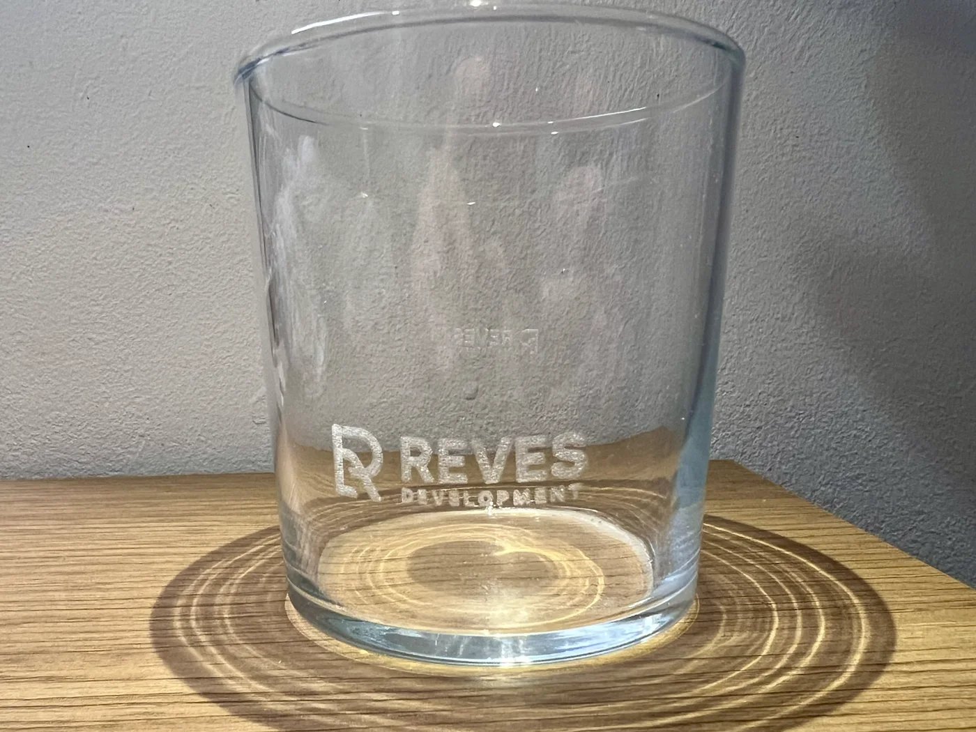 Lasersko graviran kozarec z logotipom Reves Development