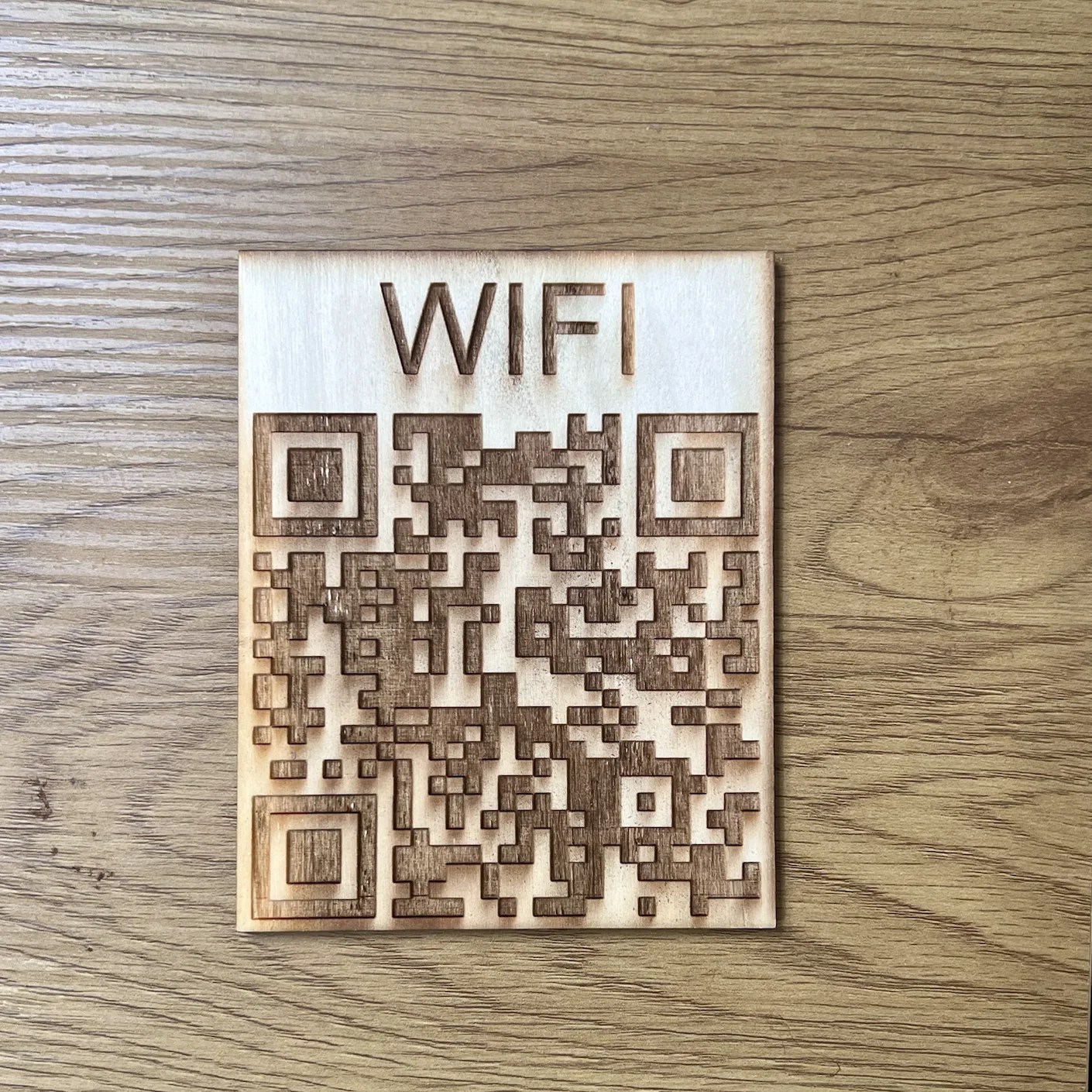 Lesena tablica z lasersko graviranim napisom WIFI in QR-kodo