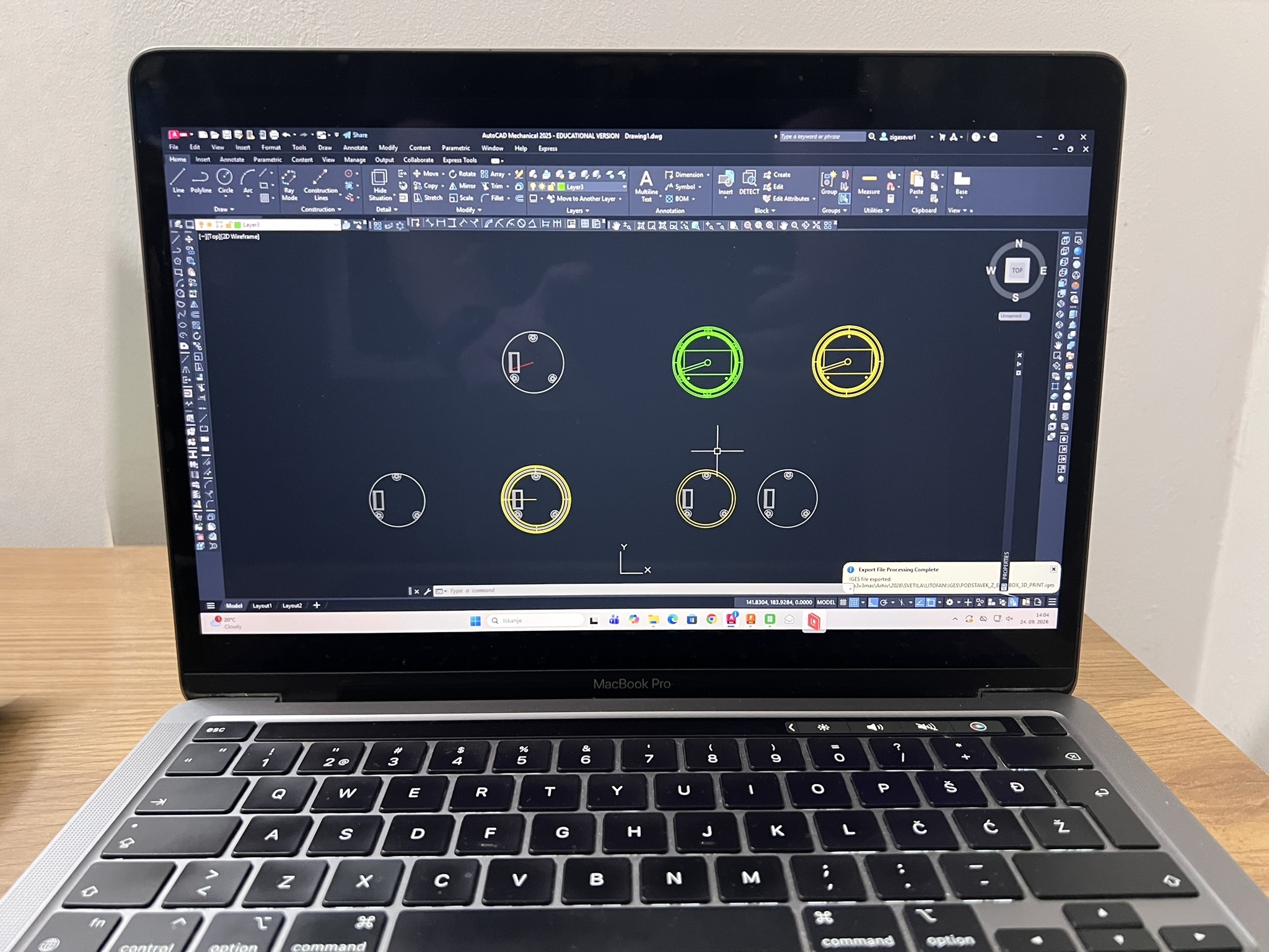 Načrtovanje delov v programu CAD na delovnem mestu Reves Development